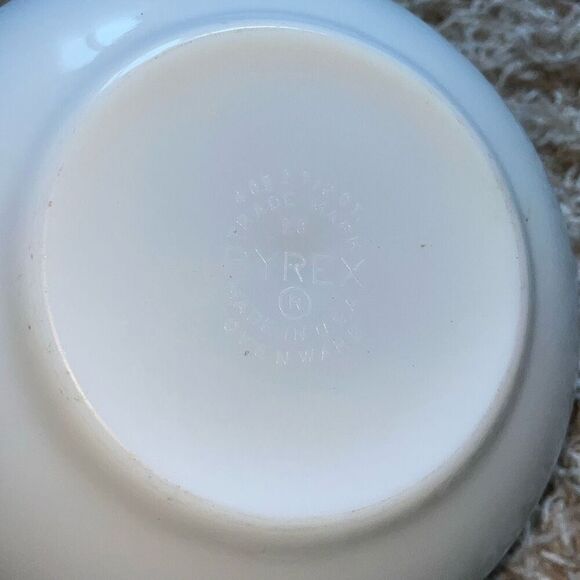 Vintage Rare Pyrex 2.5 Quart Turquoise Blue Mixing Bowl White and Blue - Picture 7 of 11